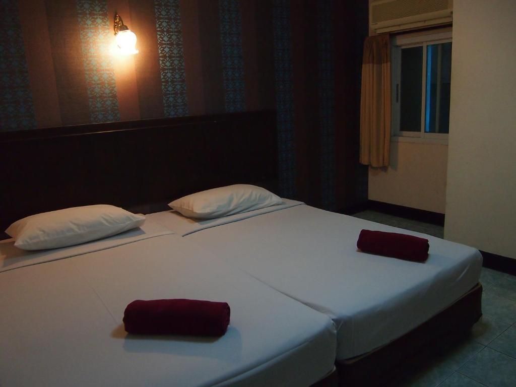 Four Sons Inn Bangkok Chambre photo